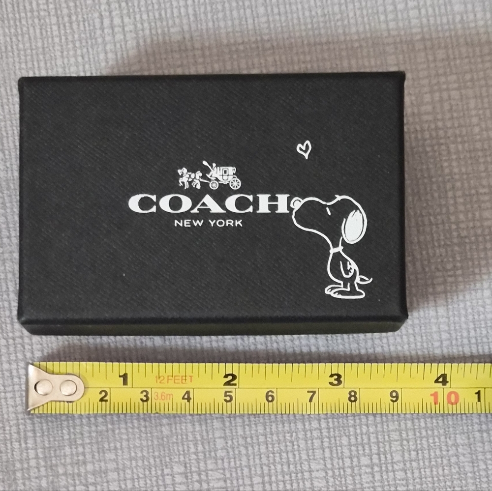 Coach NWT Peanuts Leather Snoopy Hangtag ©️2014 w/ Collectible Coach Snoopy Box - Picture 8 of 11
